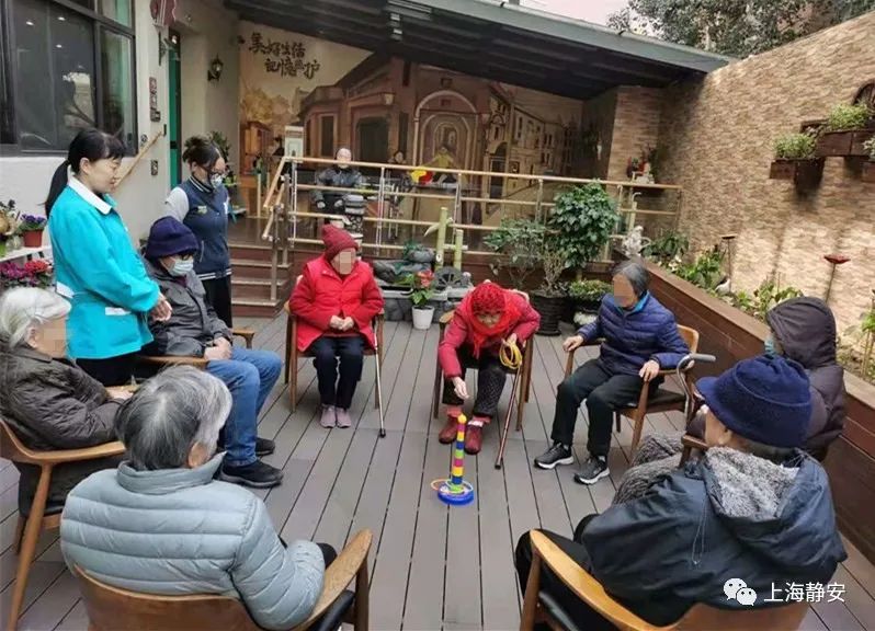 醫(yī)療、康復(fù)、生活照料……這些需求在家門(mén)口就能解決！靜安這里正打造“沒(méi)有圍墻的養(yǎng)老院”(圖1)