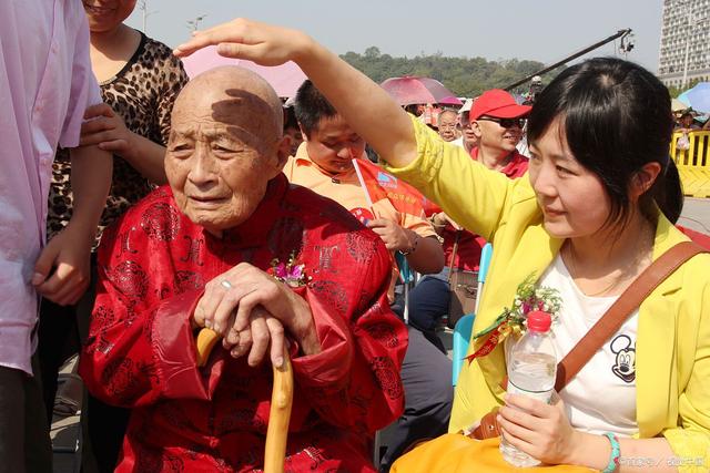 成都養(yǎng)老觀察：責(zé)任與義務(wù)，未來(lái)養(yǎng)老院能否代替子女盡孝？(圖3)